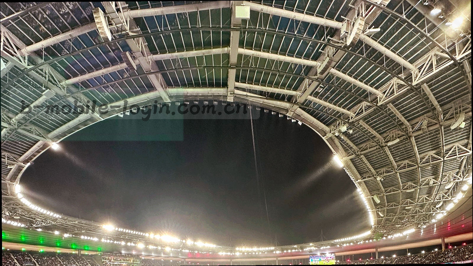 西藏高原夜空与远山轮廓，深蓝底色与藏红点缀